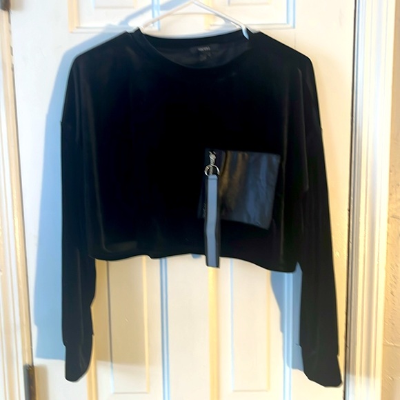 Forever 21 Tops - NWOT FOREVER 21 Women's Long-Sleeve Black Velour Crop Top with Front Pocket SZ S